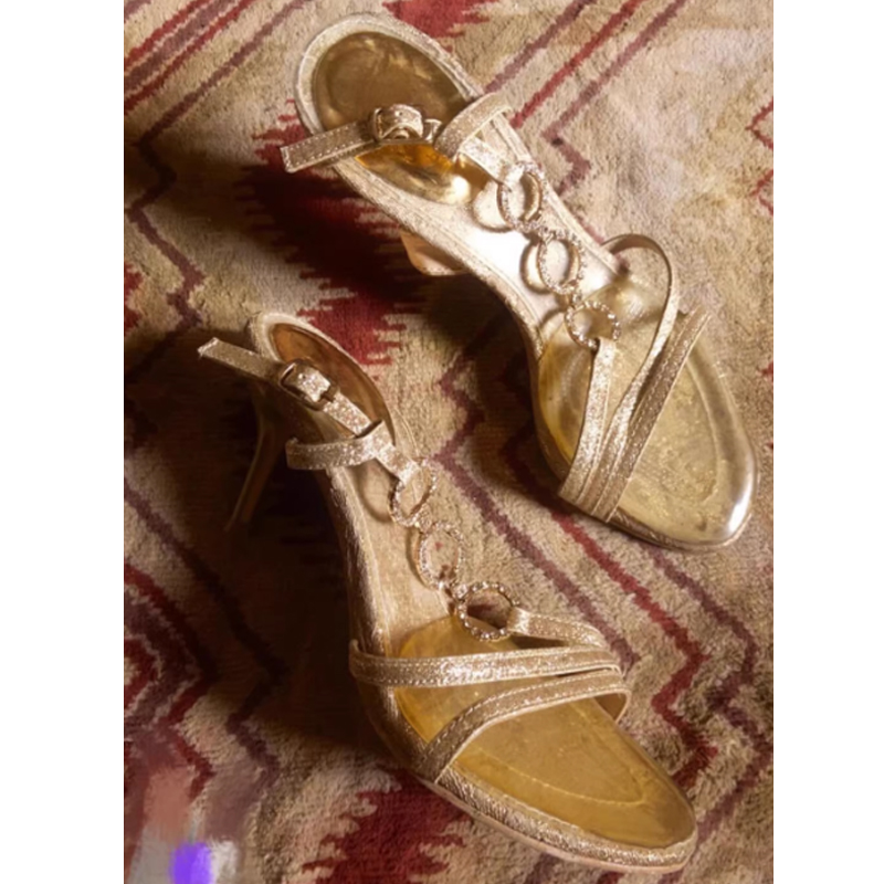 Złote sandały na szpilce z pas – Sandal Strappy Heeled recenzja i cena